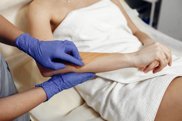 gambar treatment peeling body parts di area tangan