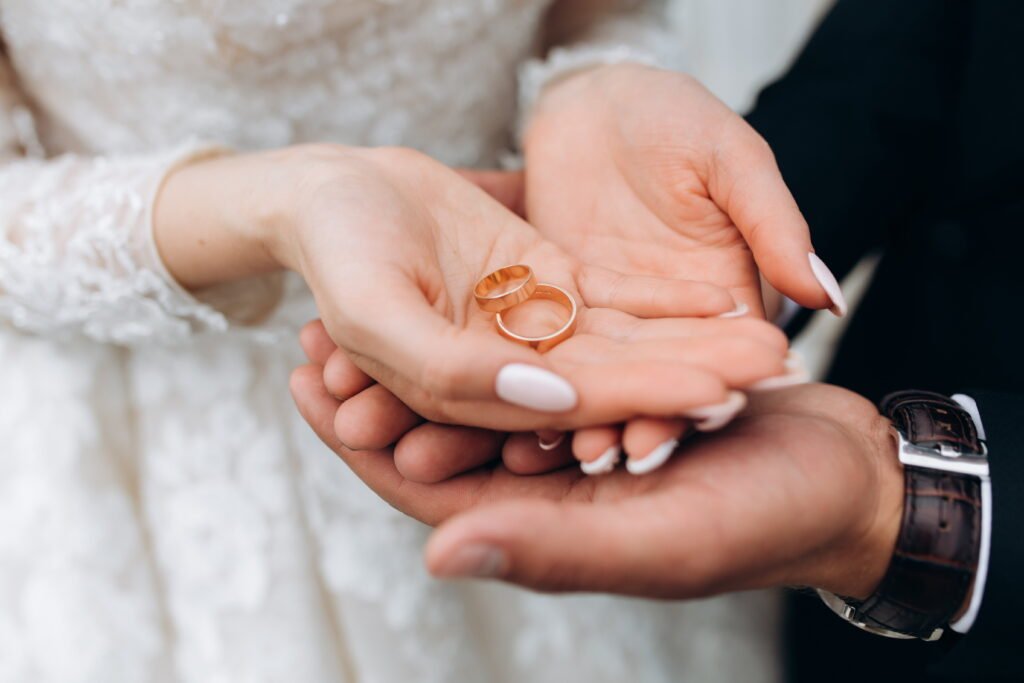 gambar pengantin dengan sepasang cincin di atas tangan mereka, pilihan treatment mureeskin clinic