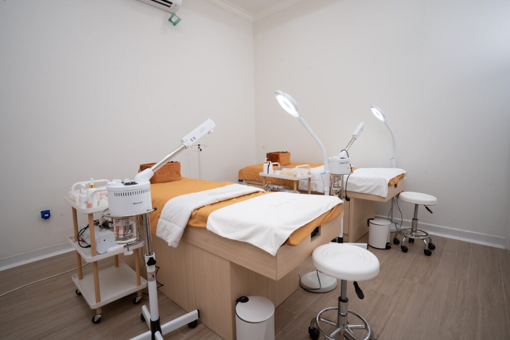 gambar salah satu ruangan treatment di mureeskin clinic, 5 masalah wajah tanda kamu harus ke klinik kecantikan