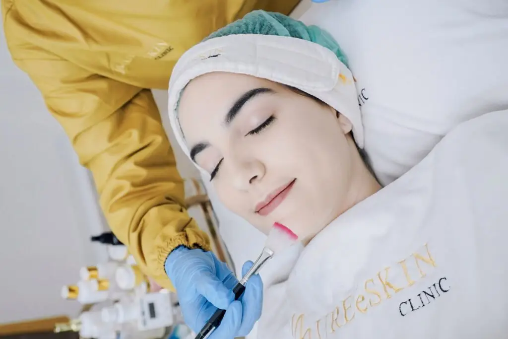 gambar treatment peeling di Mureeskin Clinic untuk artikel berjudul kulit kamu oily acne prone? pilih treatment ini
