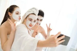 gambar 3 wanita selfie saat pakai masker wajah, gambar utama ini untuk artikel berjudul yuk cari tahu jenis-jenis masker wajah berikut ini.