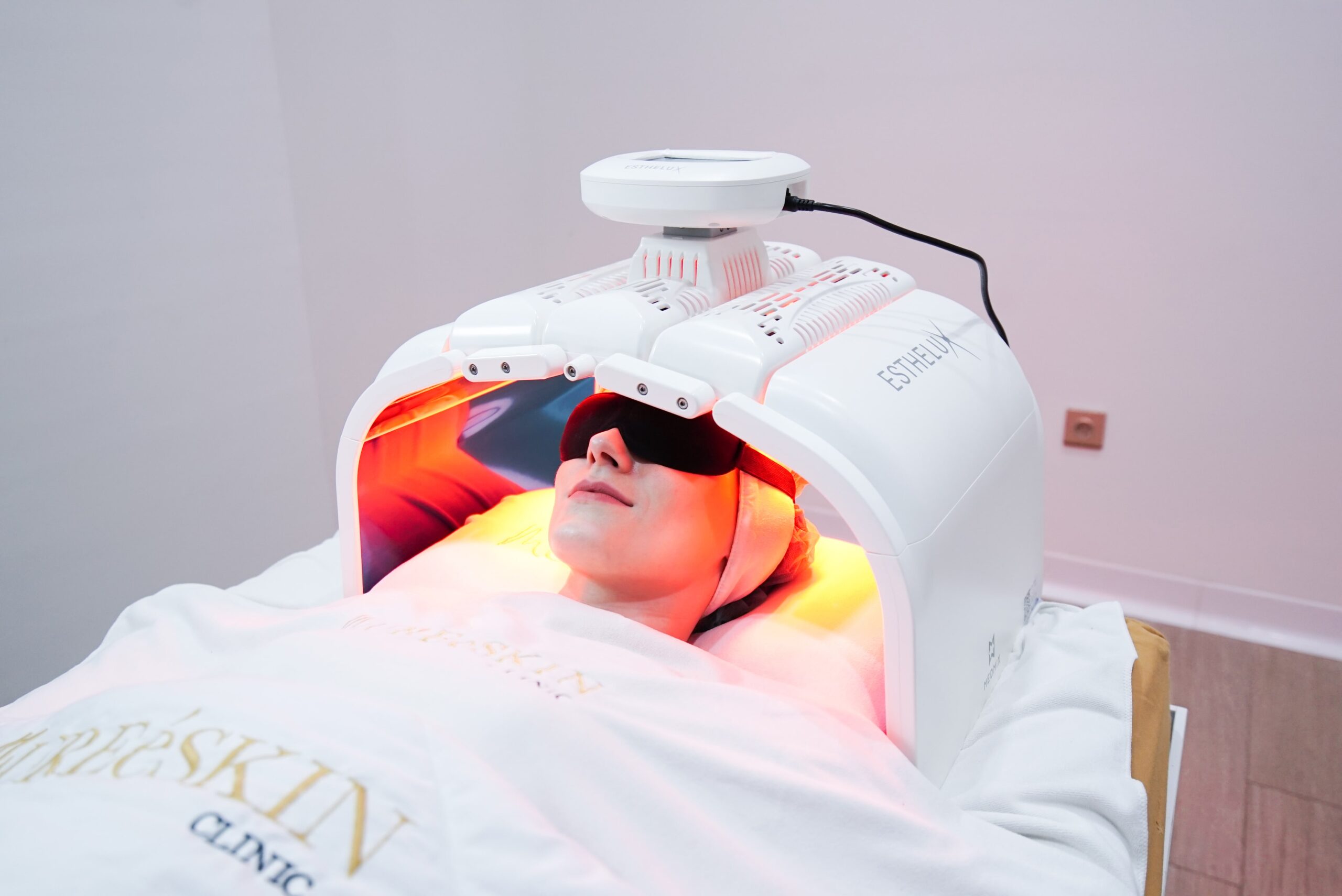 Foto treatment PDT Esthelux di Mureeskin Clinic untuk artikel new year new me bersama promo Mureeskin Clinic